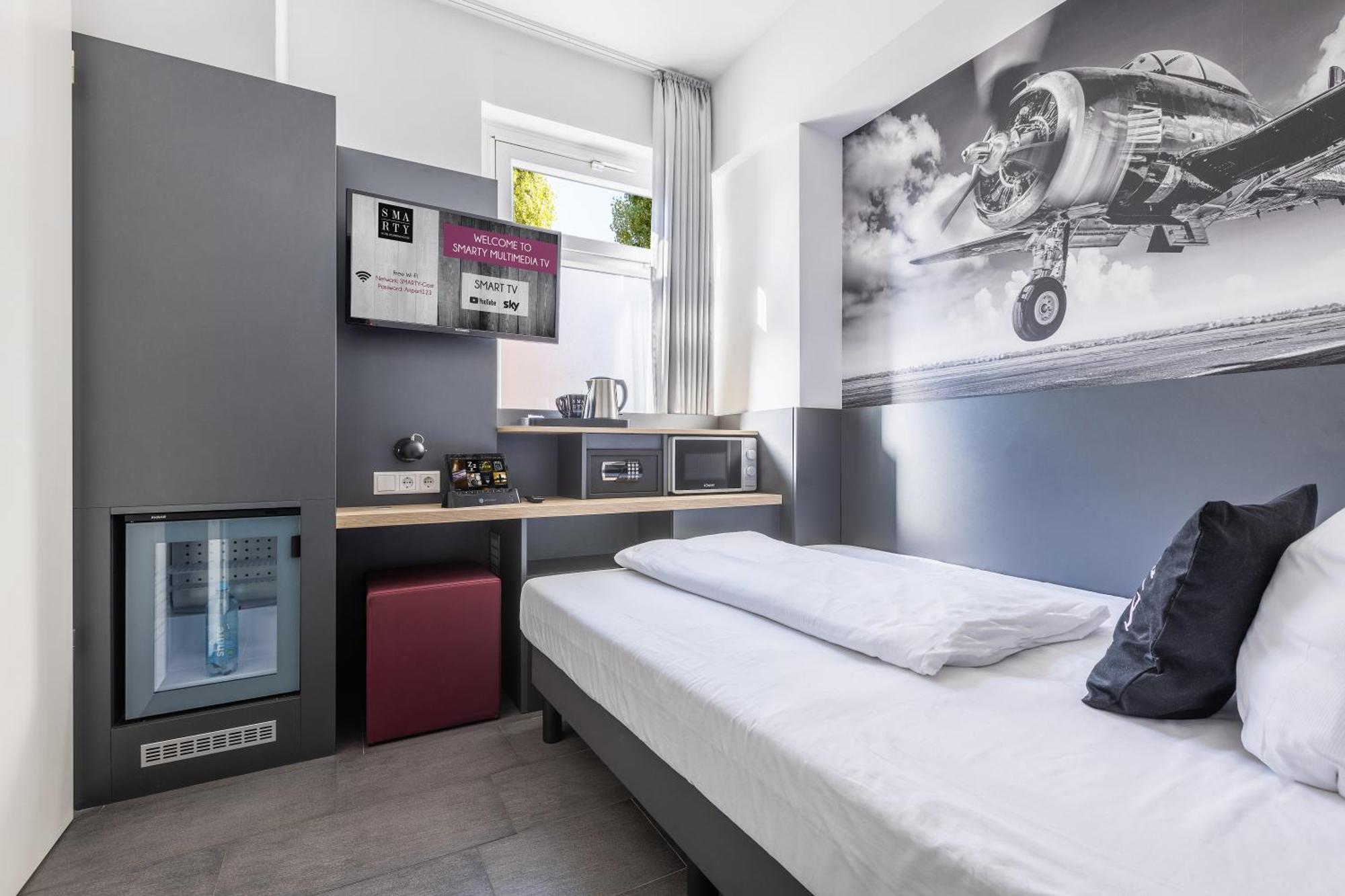 Smarty Airport Cologne Hotel - Kontaktloser Self Check-In Экстерьер фото